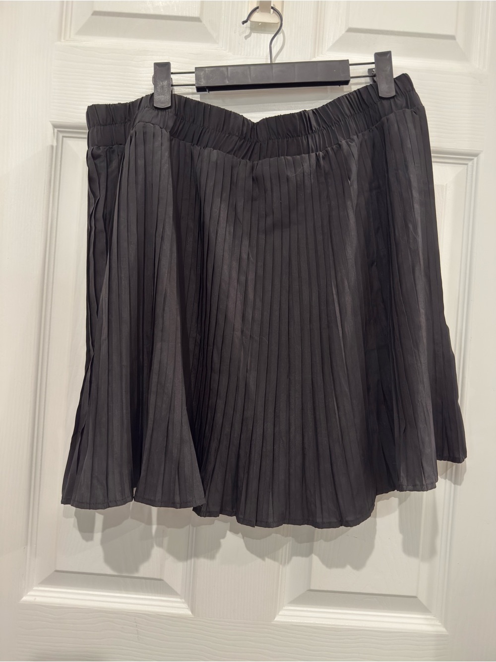 Black Pleated Mini Skirt Elastic Waist Flowy A-Line Skirt